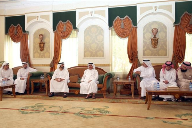 محمد بن راشد يعزي عويضة وحمد بن سهيل الخييلي بوفاة والدتهما