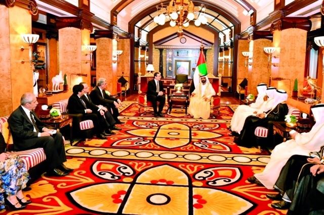محمد بن راشد يلتقي أعضاء لجنة متابعة المناهج الوطنية