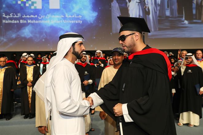 حمدان بن محمد يشهد حفل تخريج طلبة جامعة حمدان بن محمد الذكية