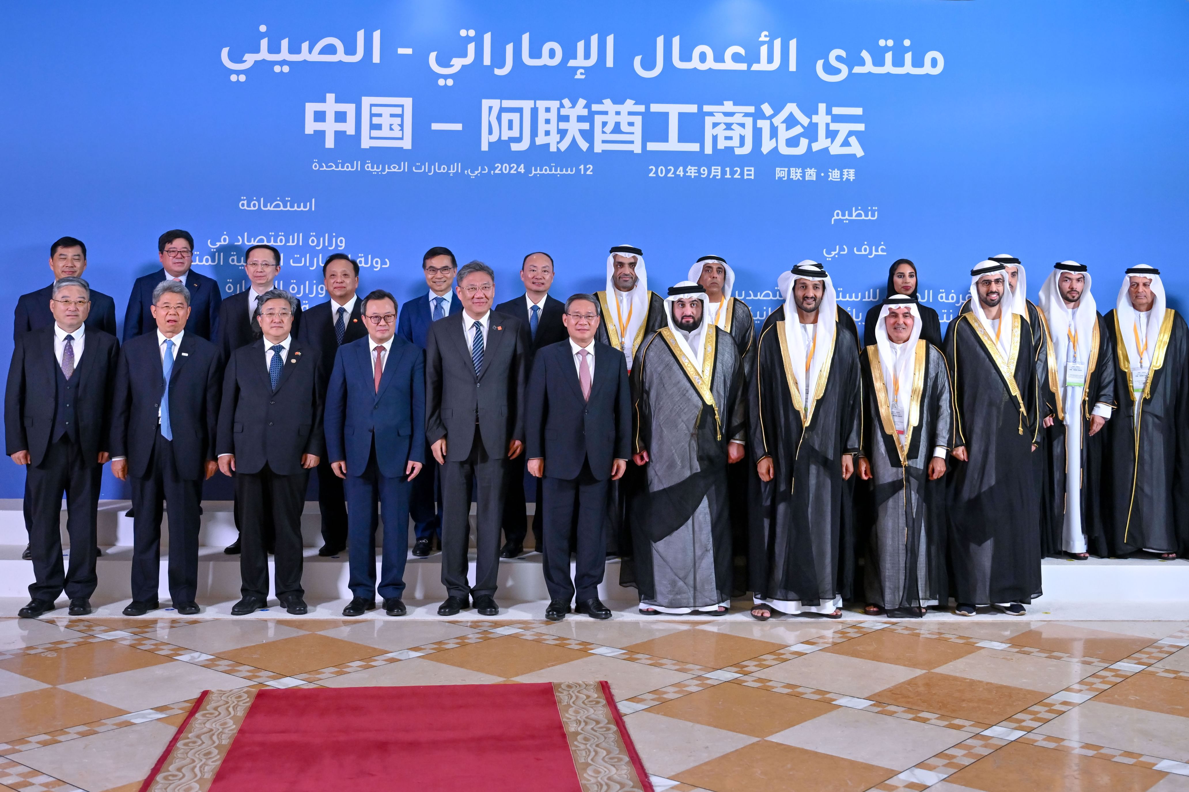 أحمد بن محمد يشهد ختام فعاليات منتدى الأعمال الإماراتي - الصيني في دبي بحضور رئيس مجلس الدولة بالصين