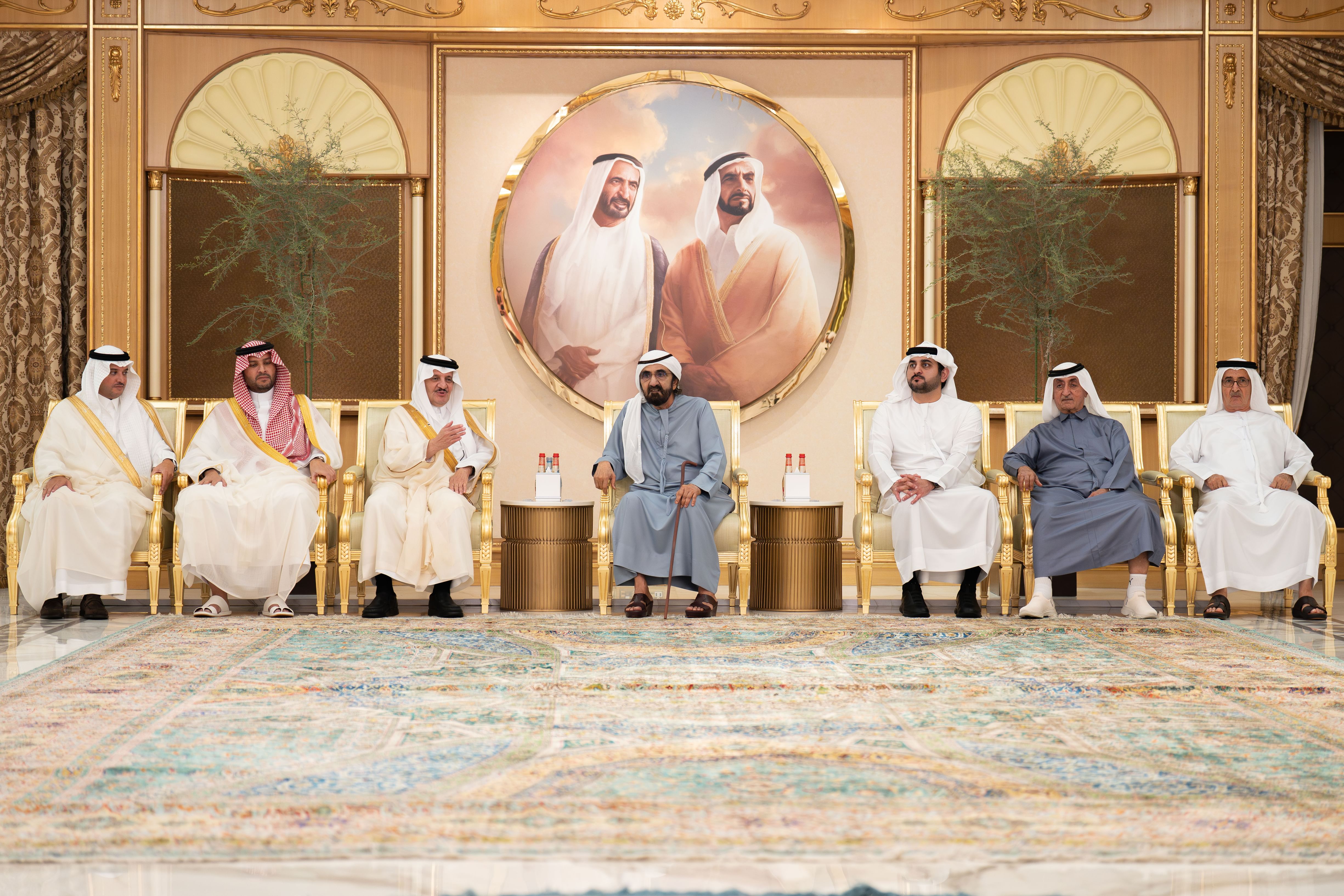 محمد بن راشد يتقبّل تعازي الملك سلمان وولي عهده في وفاة الشيخ أحمد بن راشد