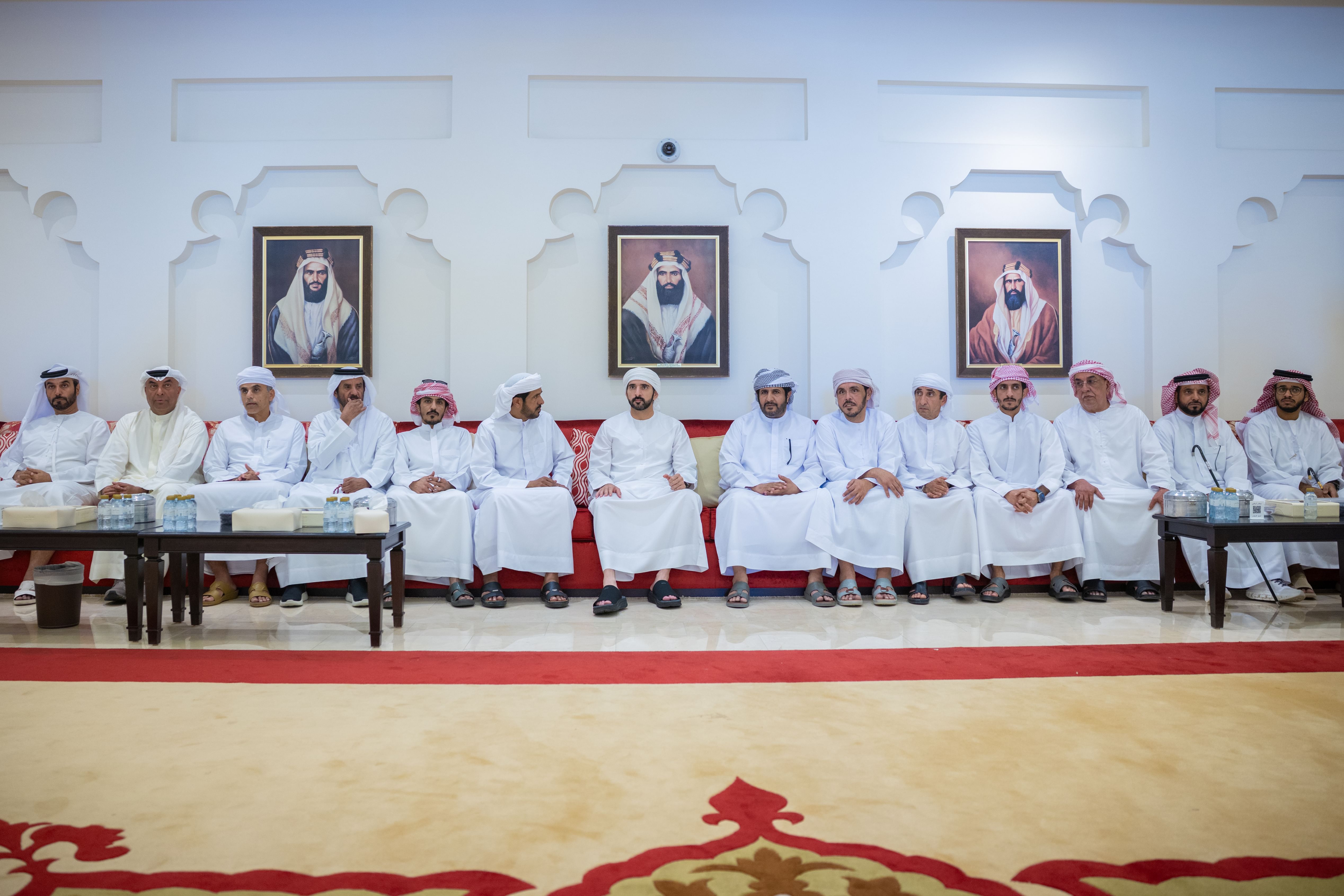 حمدان بن محمد يقدم واجب العزاء في وفاة محمد حمد بن قطامي العامري