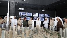 محمد بن راشد يتفقد غرفة عمليات احتفالات رأس السنة في منطقة برج خليفة