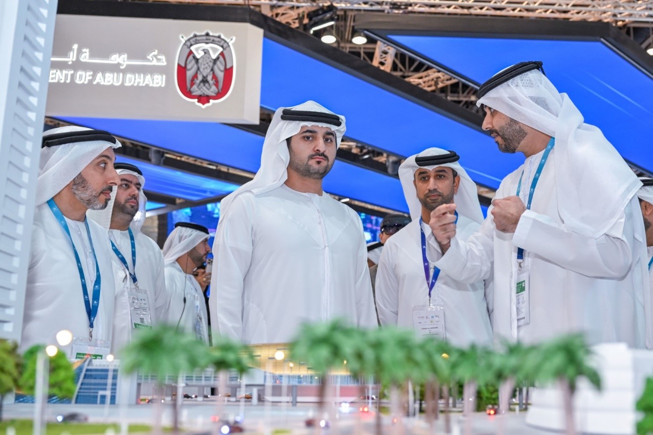مكتوم بن محمد يزور أجنحة عدد من الدوائر الحكومية المشاركة في "جيتكس جلوبال 2022"