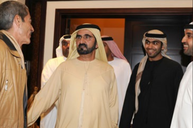 نائب رئيس الدولة يمنح أم شهيد الوطن والواجب طارق الشحي" وشاح محمد بن راشد آل مكتوم" 