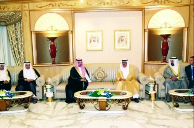 محمد بن راشد يزور كلية دبي للإدارة الحكومية